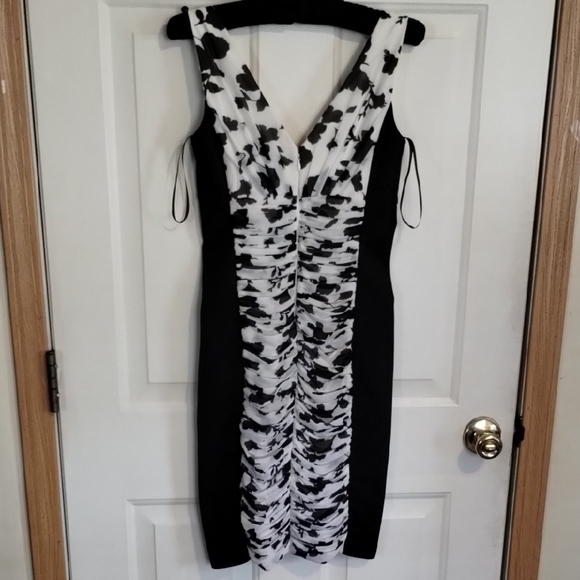 White House Black Market Size 2 Elegant Black and White Women's Dress - Picture 5 of 5